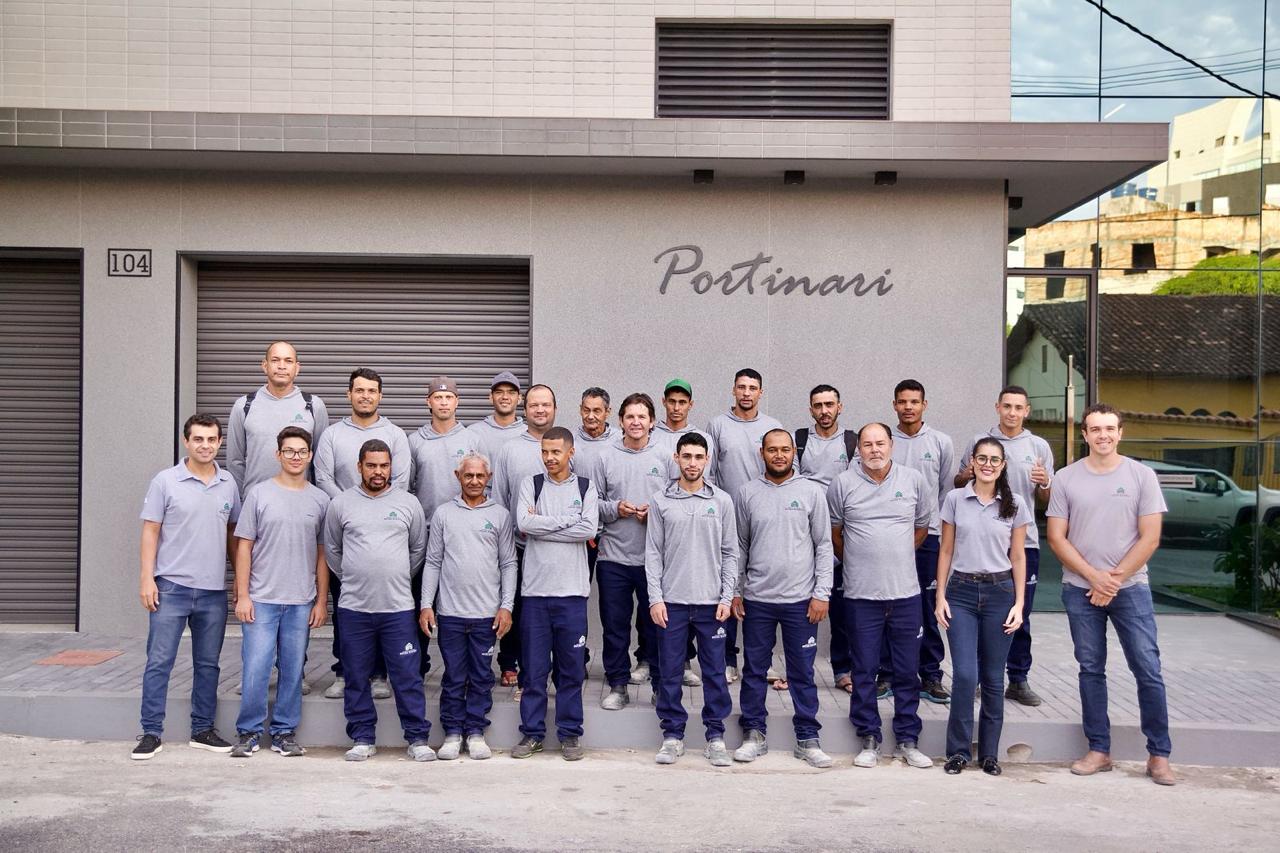 Equipe da Construtora Sousa Queiroz em frente à Portinari